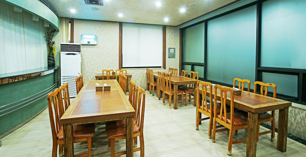 Emerald Hotel 24/26