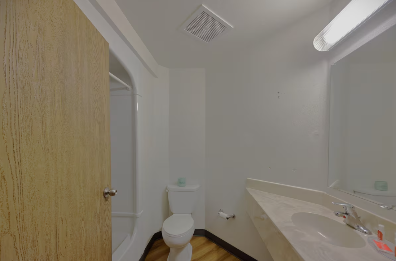 غرفة بسرير كوين، Econo Lodge Hot Springs South 2/2