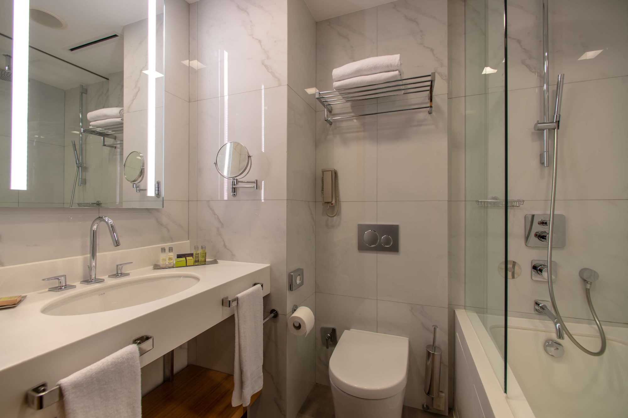 غرفة ديلوكس بسريرين منفصلين بإطلالة على البحر بحوض استحمام، Doubletree By Hilton Hotel Istanbul - Moda 8/10