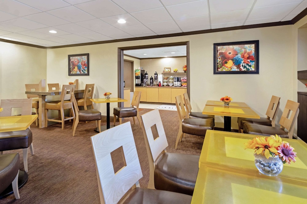 La Quinta Inn and Suites by Wyndham Miami Cutler Bay 33/45
