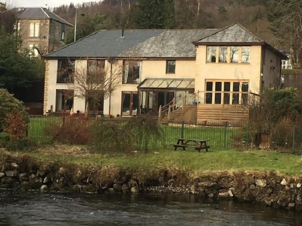 Riverside House 25/32