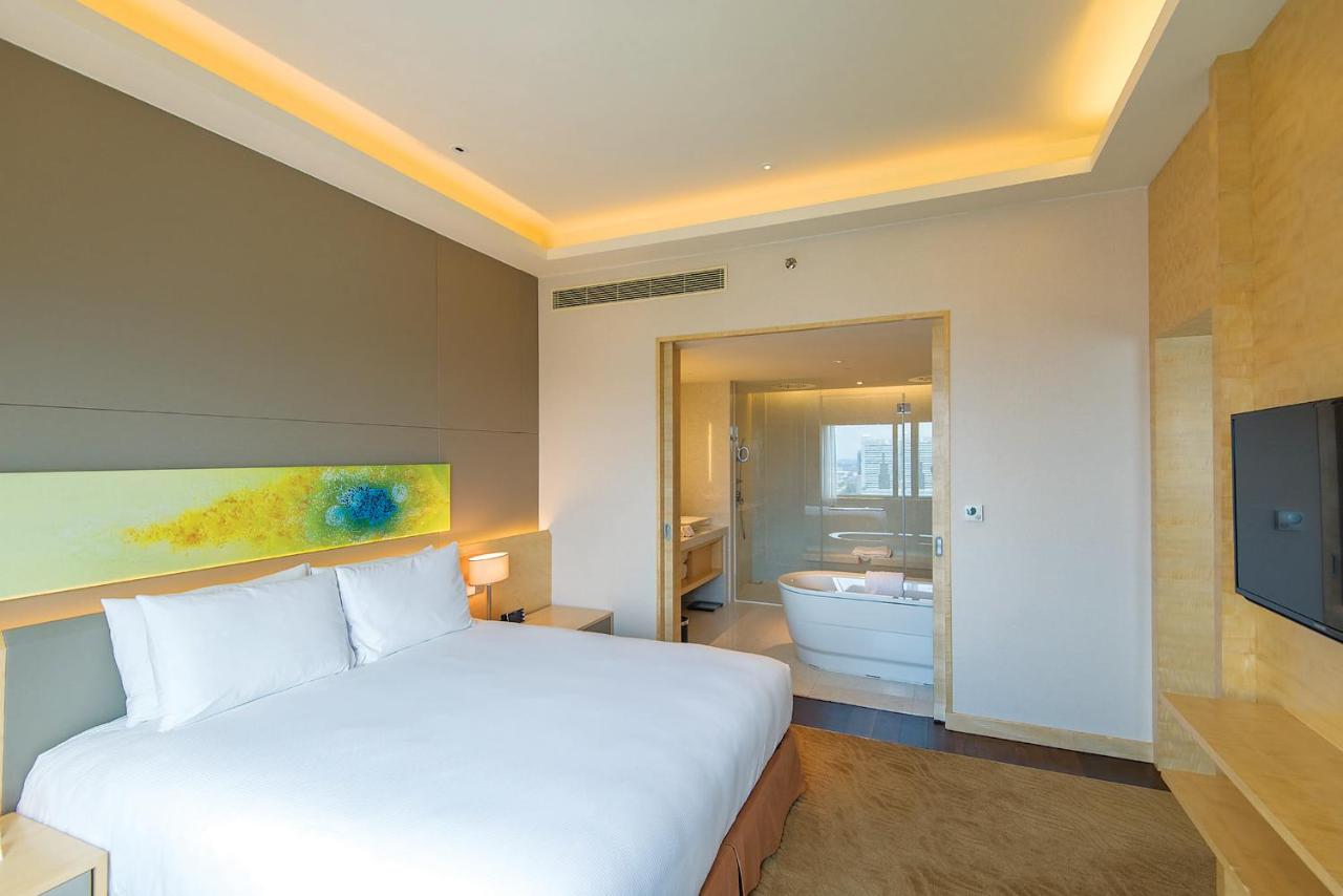 PRESIDENTIAL, SUITE, LOUNGE ACCESS