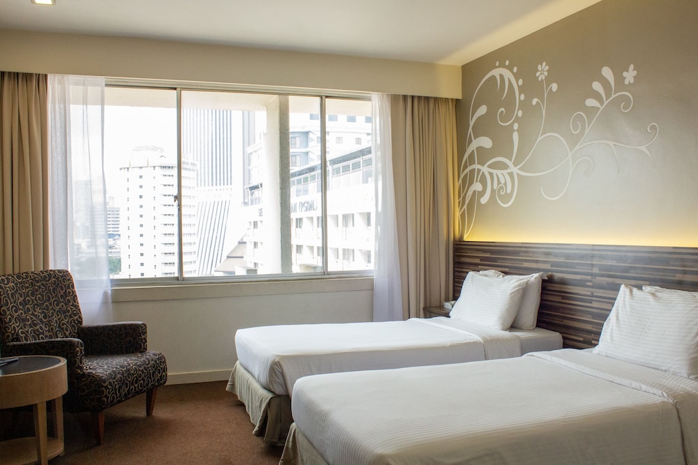 TWIN ROOM