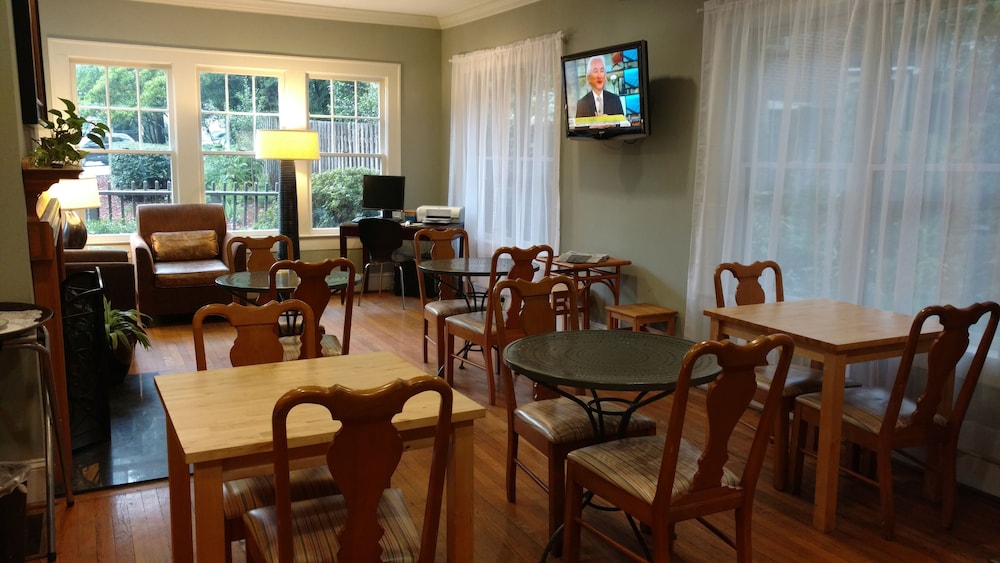University Inn At Emory 30/34