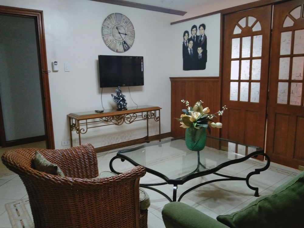 Golden Pine Hotel 35/41