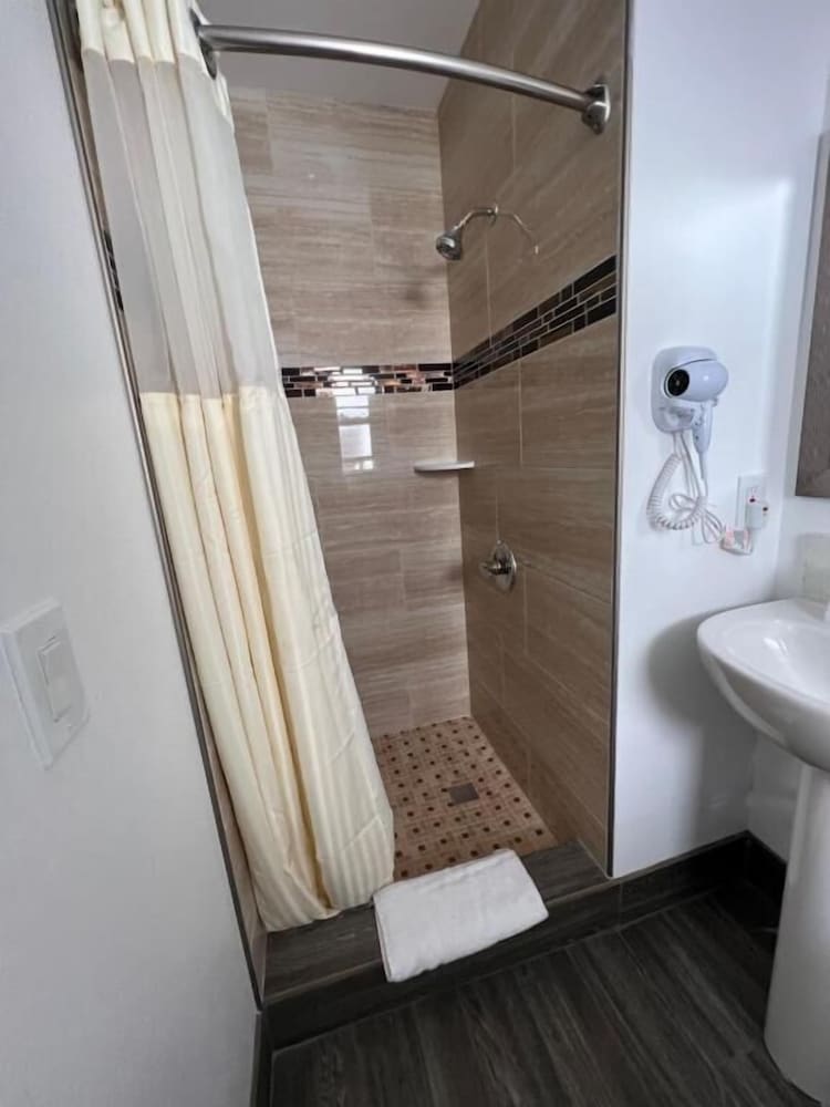 Town and Country Inn 50/50
