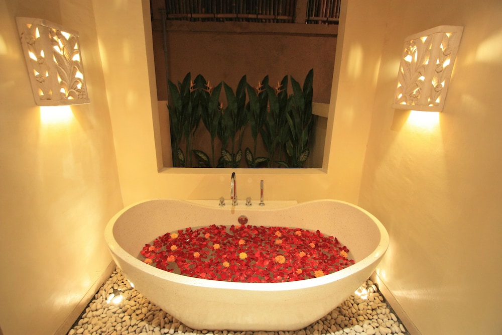 Villa Seriska Seminyak Bali 50/50