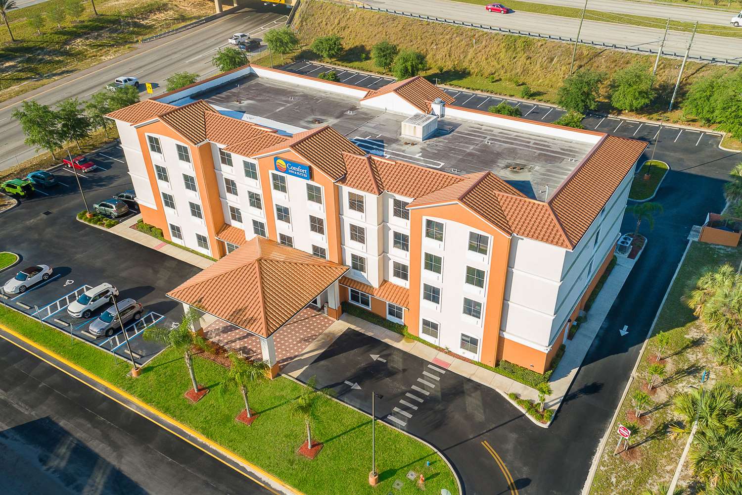 Comfort Inn & Suites Maingate South 1/19