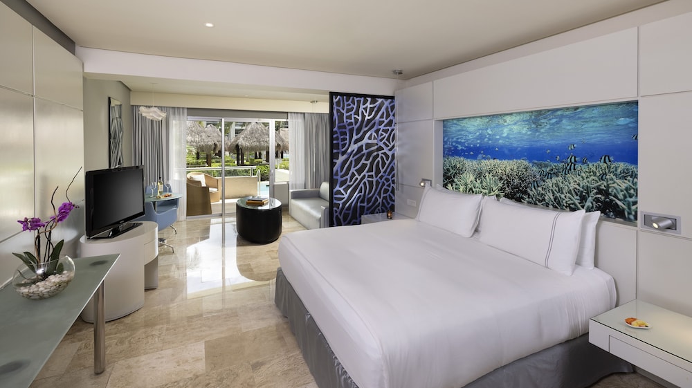 Reserve, Swim Up, Junior Suite, King Bed