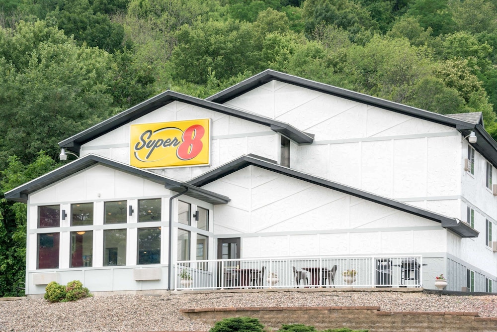 Super 8 by Wyndham Winona MN 1/32