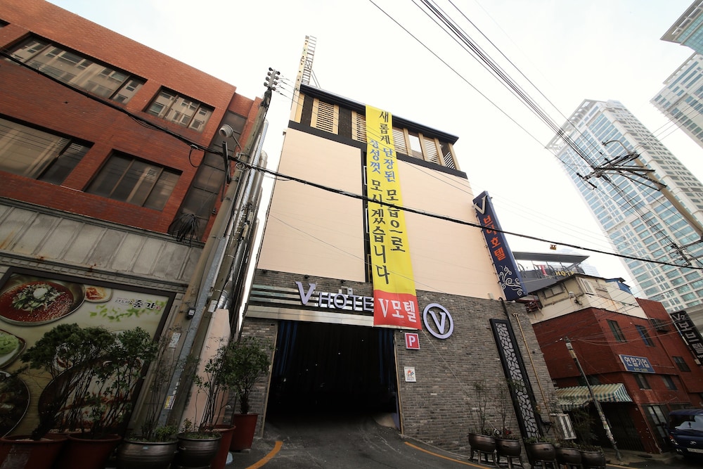 V Hotel 6/50