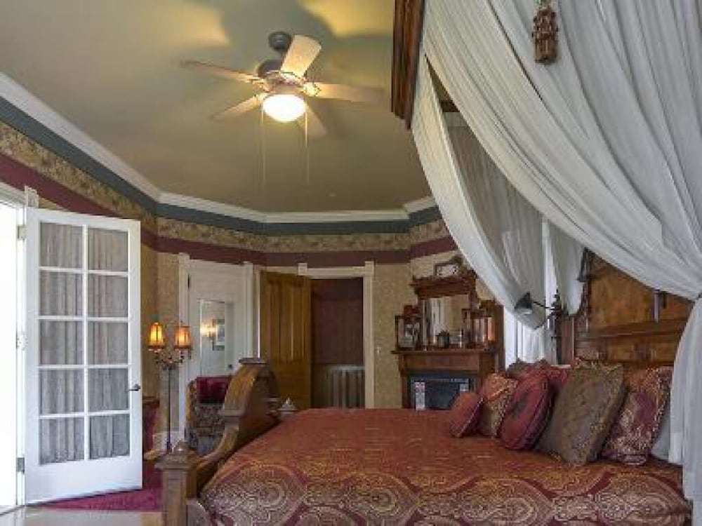 Alexander Mansion Historic Bed and Breakfast 21/48