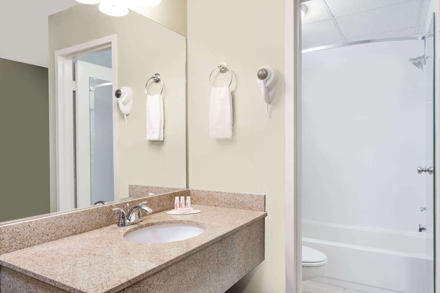 Days Inn By Wyndham Windsor Locks / Bradley Intl Airport 17/18