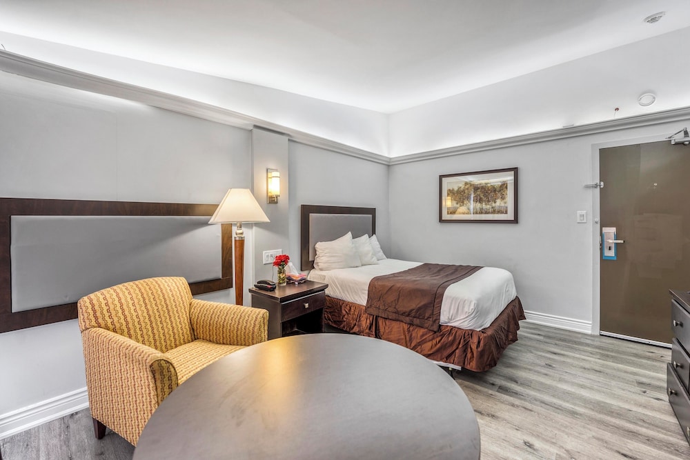 Travelodge by Wyndham Sarnia 15/40