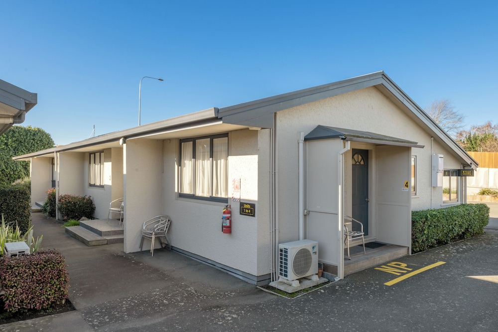 Grove Park Motor Lodge 64/74