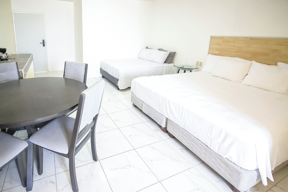 OYO Hotel Plaza Las Torres, Cabo San Lucas 18/30