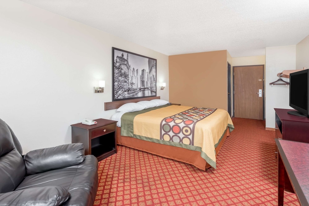 Super 8 by Wyndham Marshall 10/12