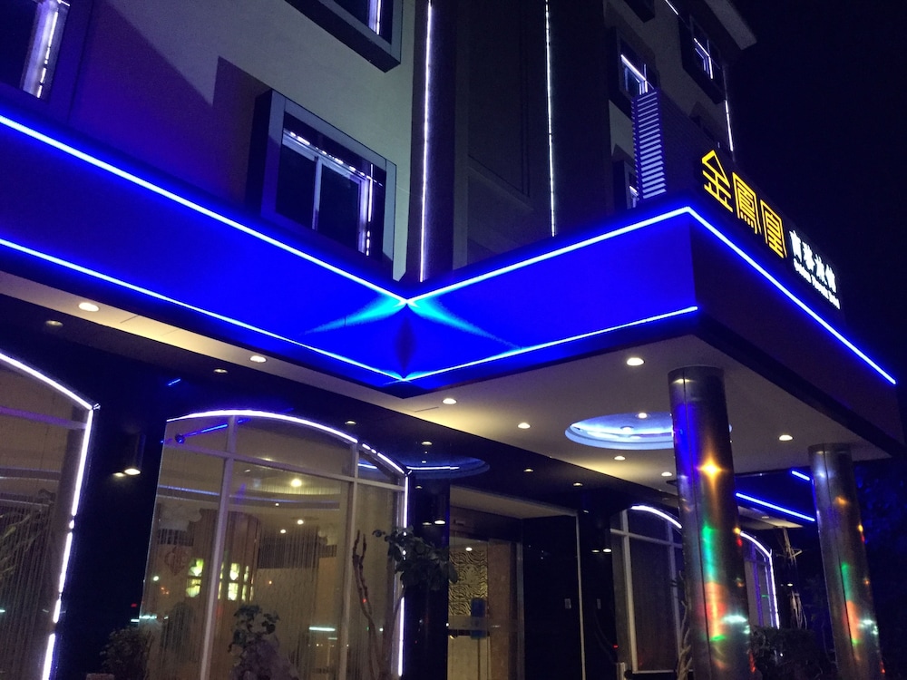 Golden Phoenix Hotel 2/43