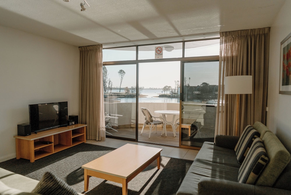Lake Mulwala Boatel 23/50