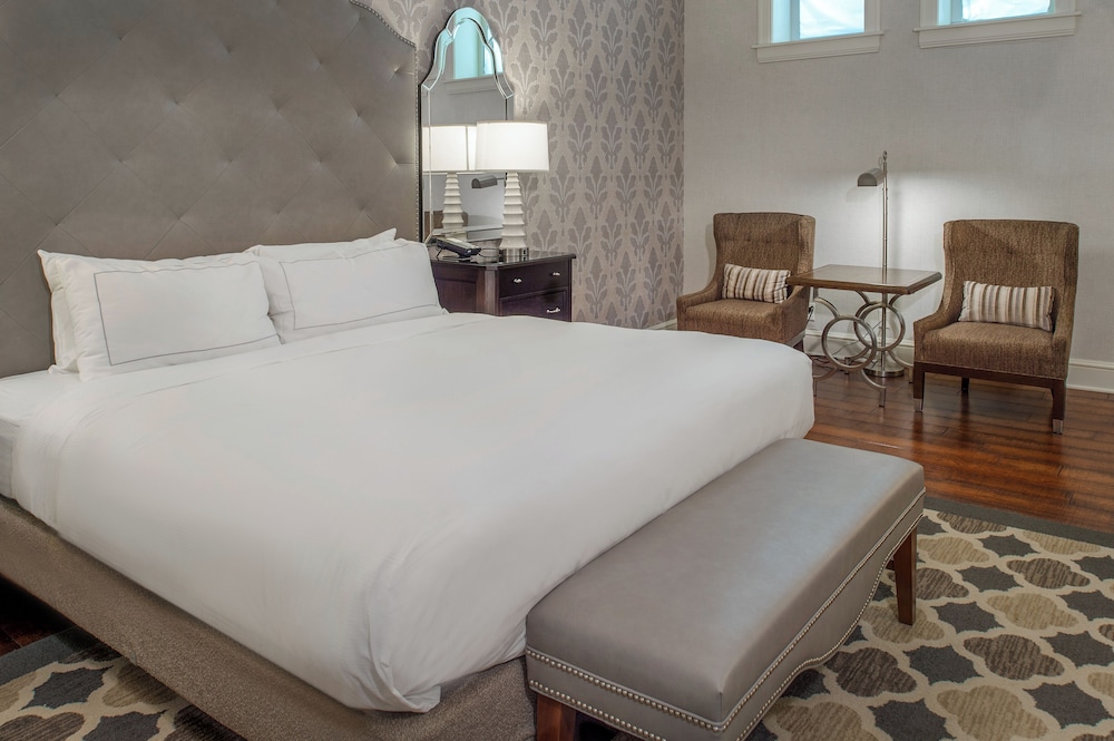 Grand, Luxury, Suite, King Bed, Fountain View, Club Lounge Access