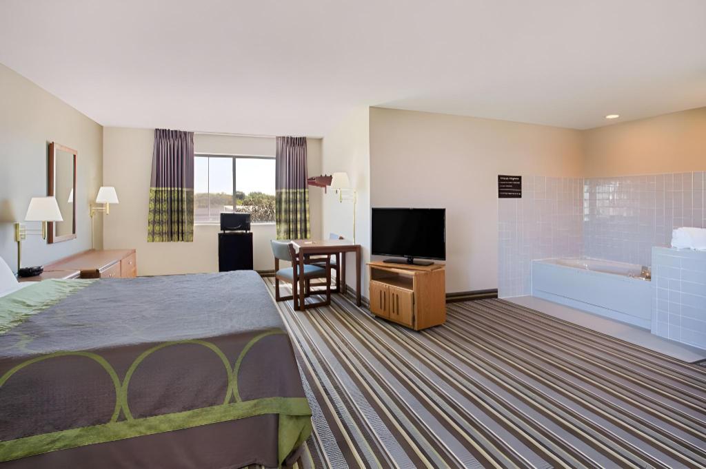 Super 8 By Wyndham Charles City 21/26