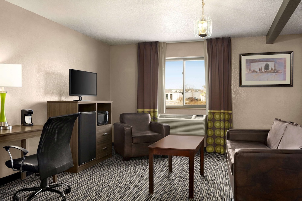Super 8 by Wyndham Joliet I-55 N/Chicago 30/48