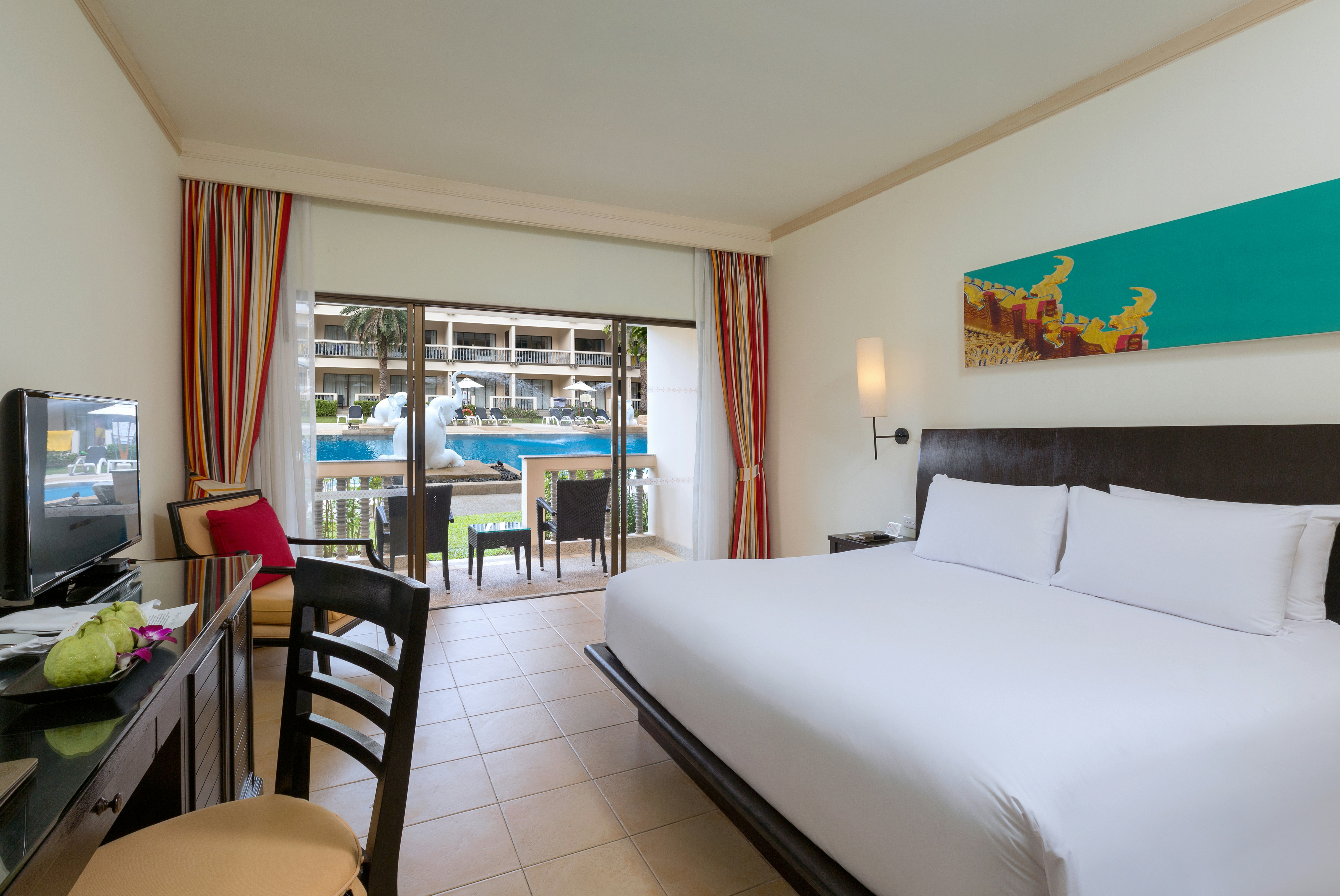 DELUXE, KING BED, POOL ACCESS