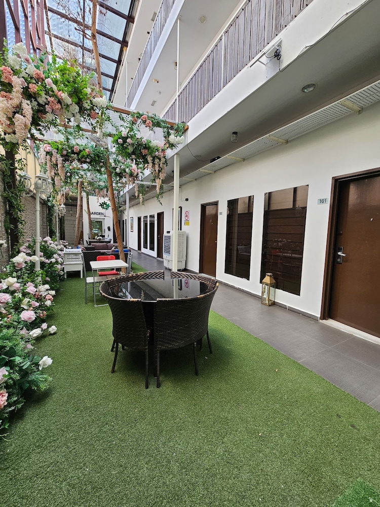 V GARDEN HOTEL 26/34