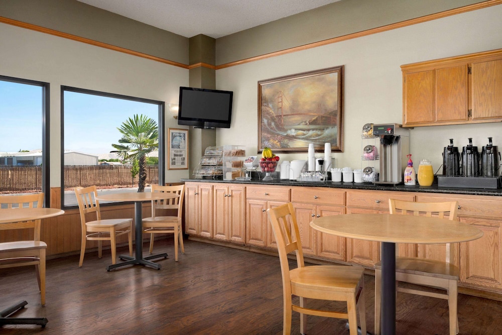 Super 8 By Wyndham Lindsay Olive Tree 48/61