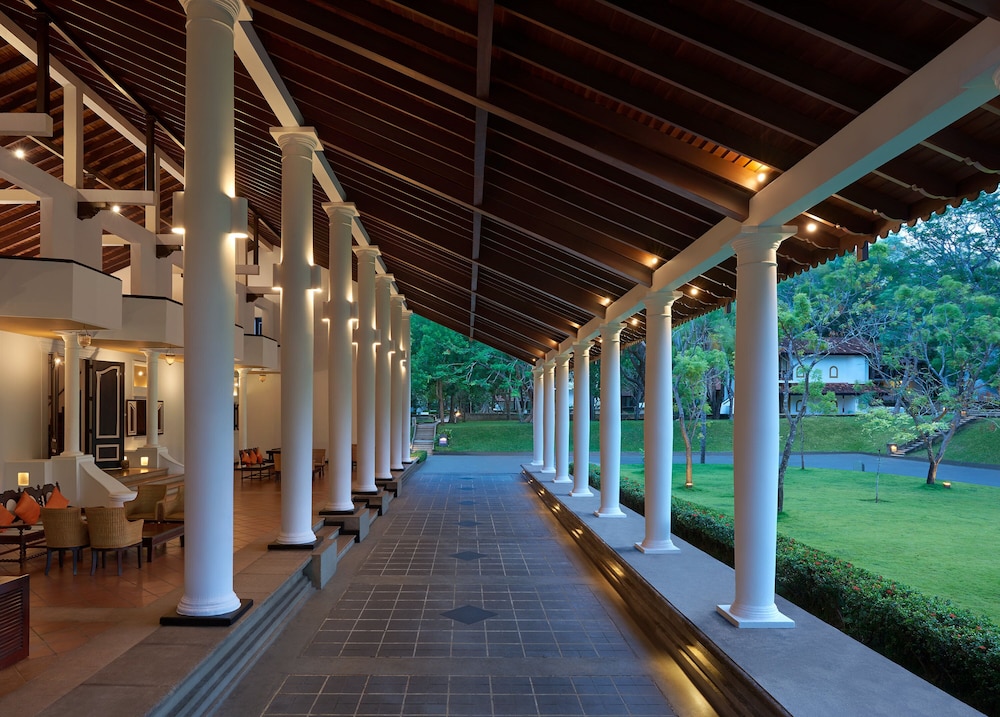 Cinnamon Lodge in HABARANA