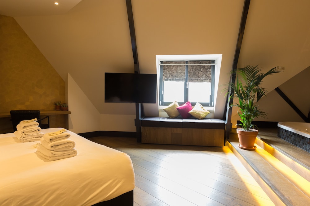 Manzos Suites 10/50