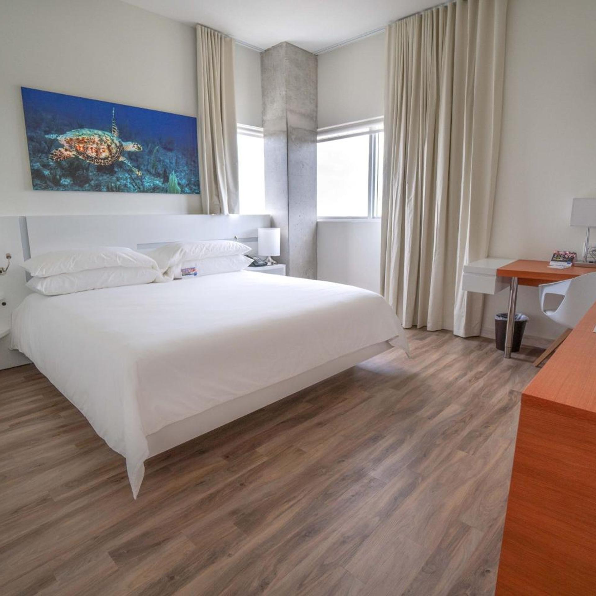 غرفة قياسية بسرير كينج لذوي الإعاقة، Maritime Hotel Fort Lauderdale Cruise Port 3/10