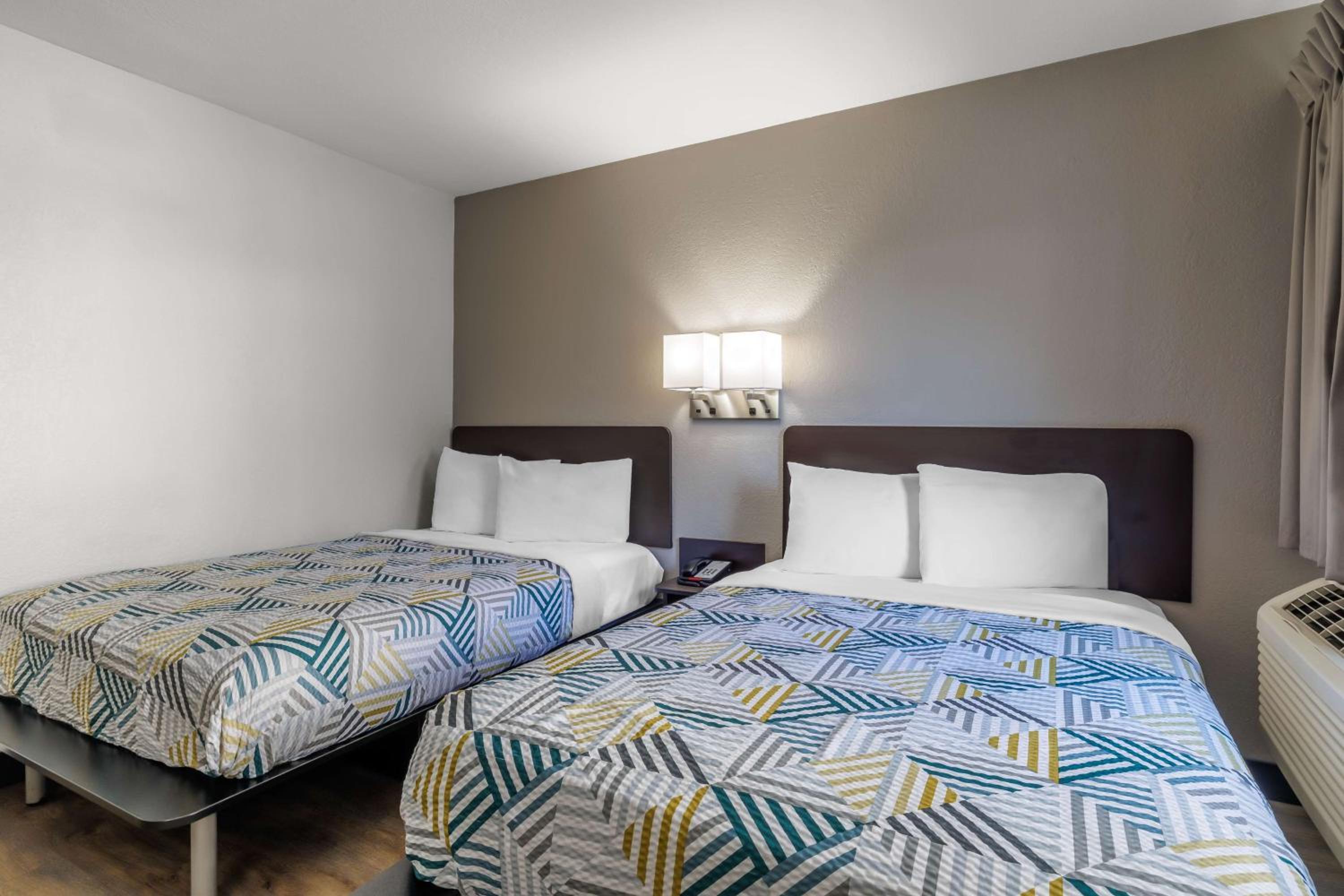 2 Full Beds، Motel6 Elizabethtown, KY 2/8