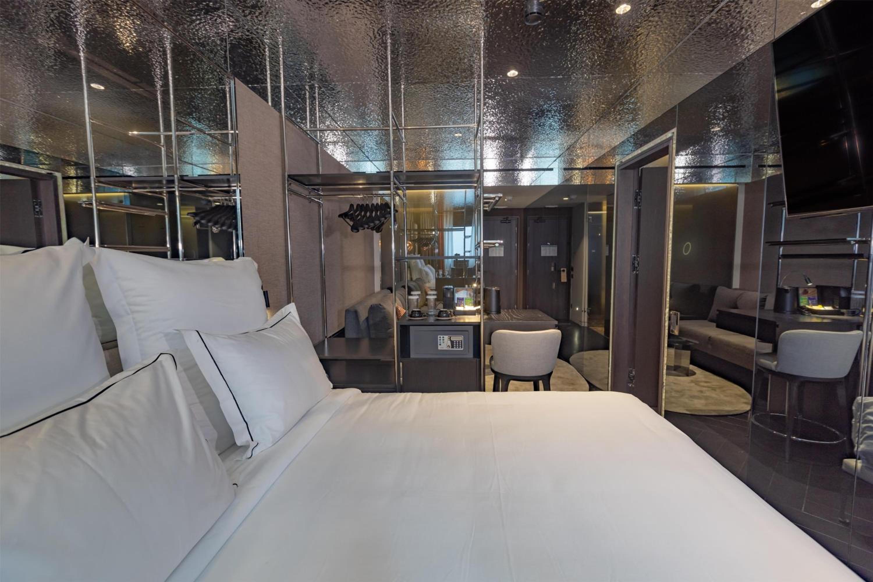 GUEST ROOM, KING BED, SOFA