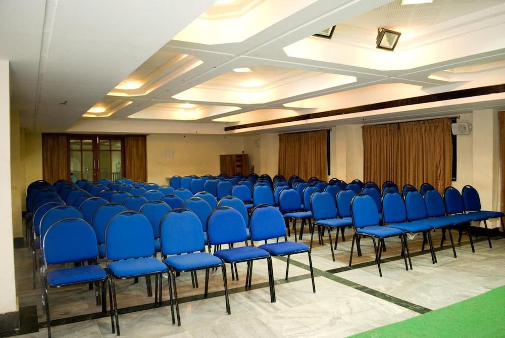 HOTEL RAJADHANE 48/53