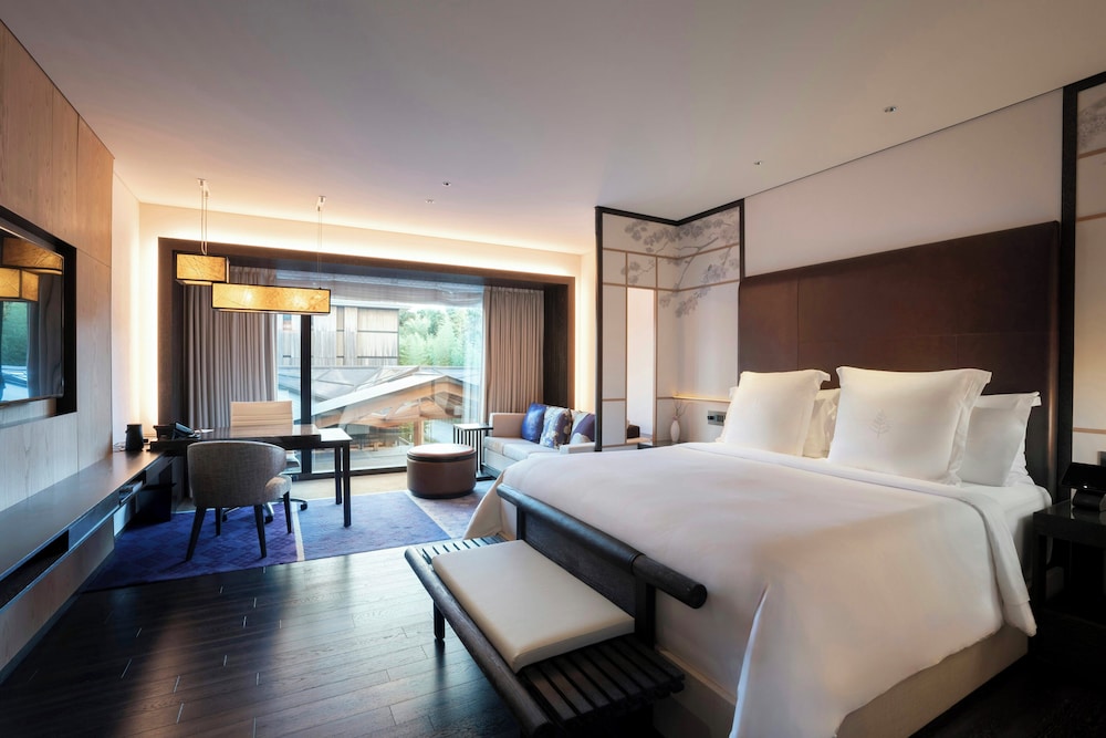 DELUXE, KING BED