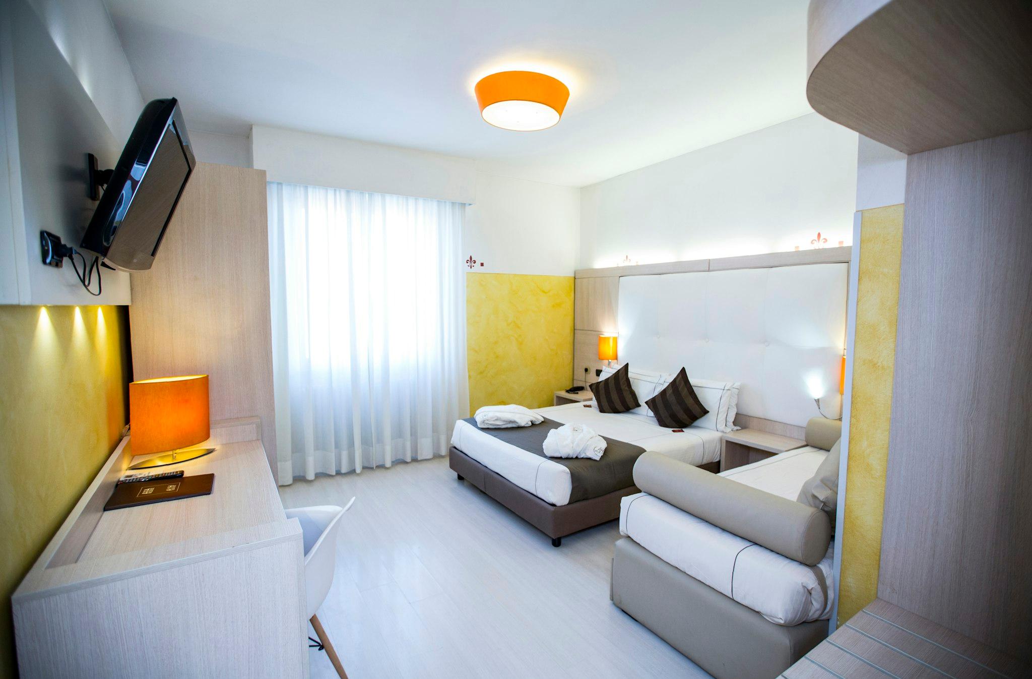 ROOM, DOUBLE OR TWIN BED