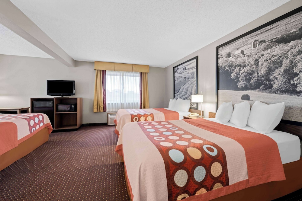 Super 8 by Wyndham Waverly 18/57