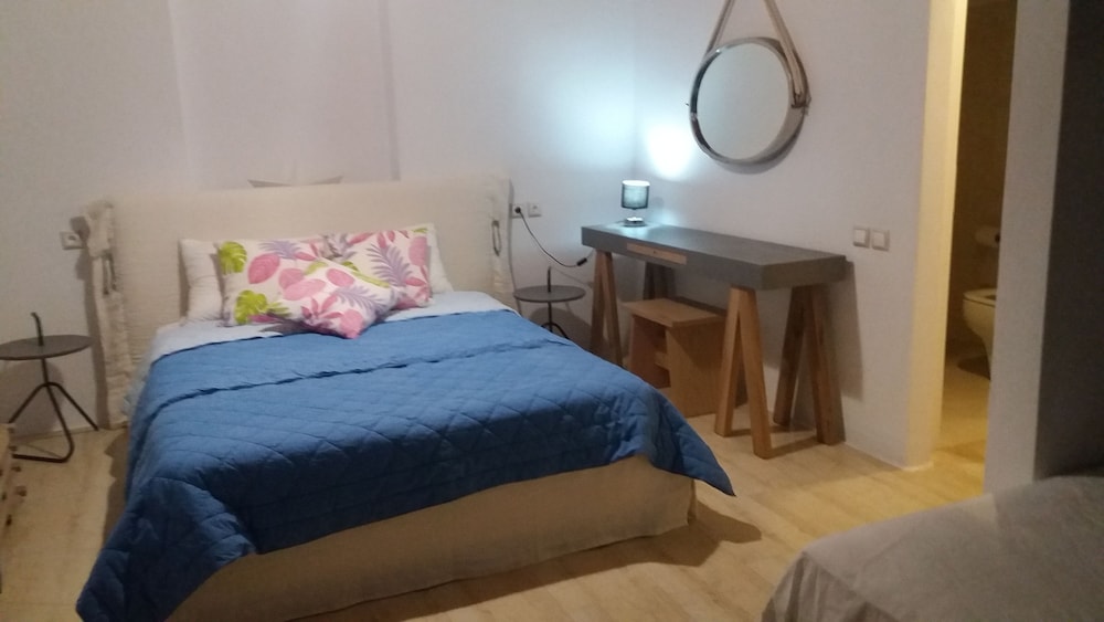 Manos Rooms 14/50