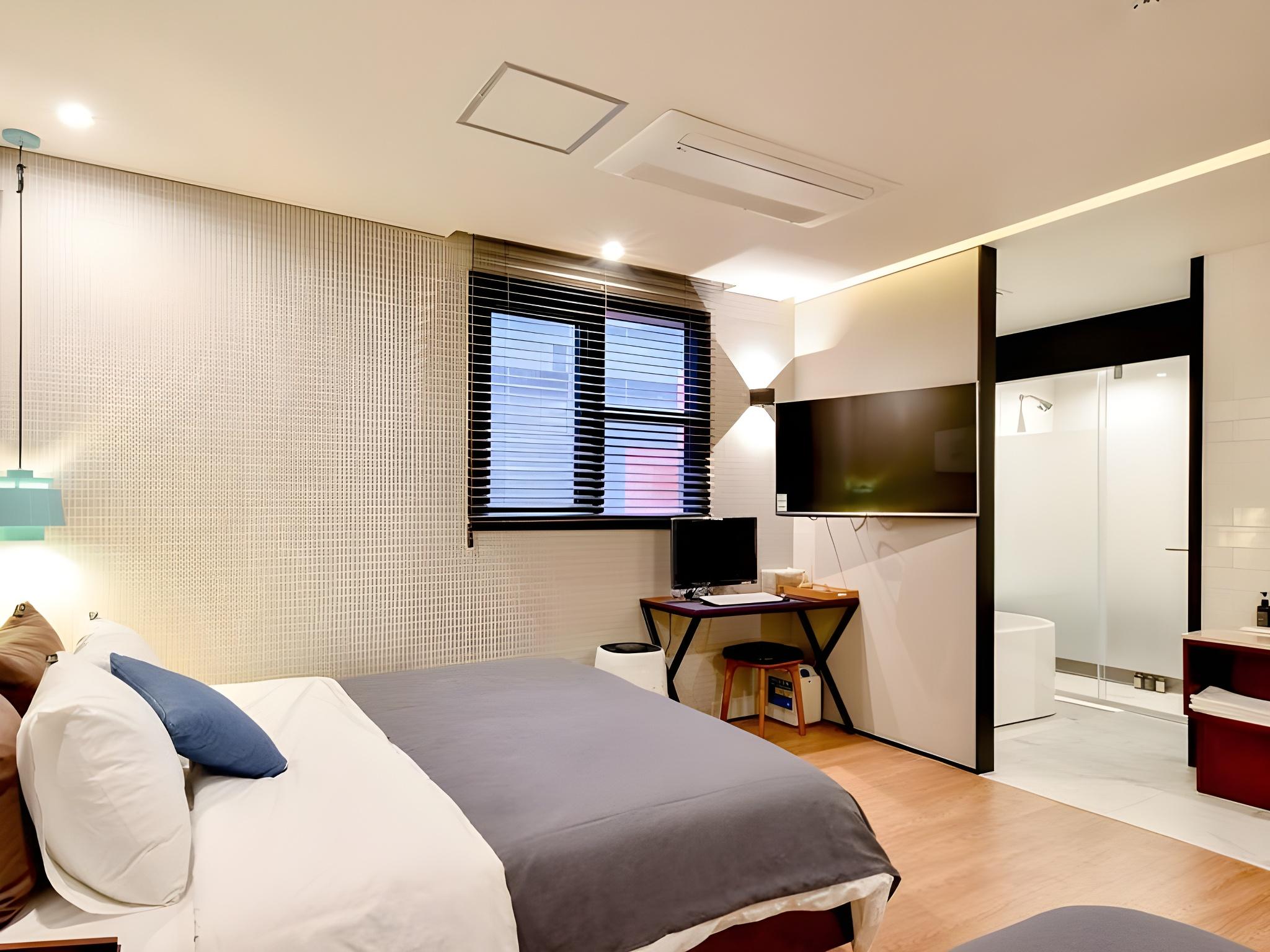 Room, Twin Beds, 1 Queen and 1 Single Bed