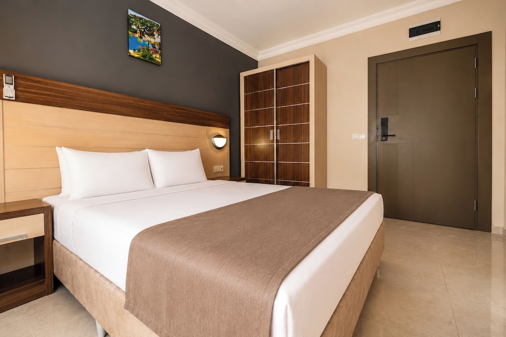 Hawaii Suite Beach Hotel 13/50