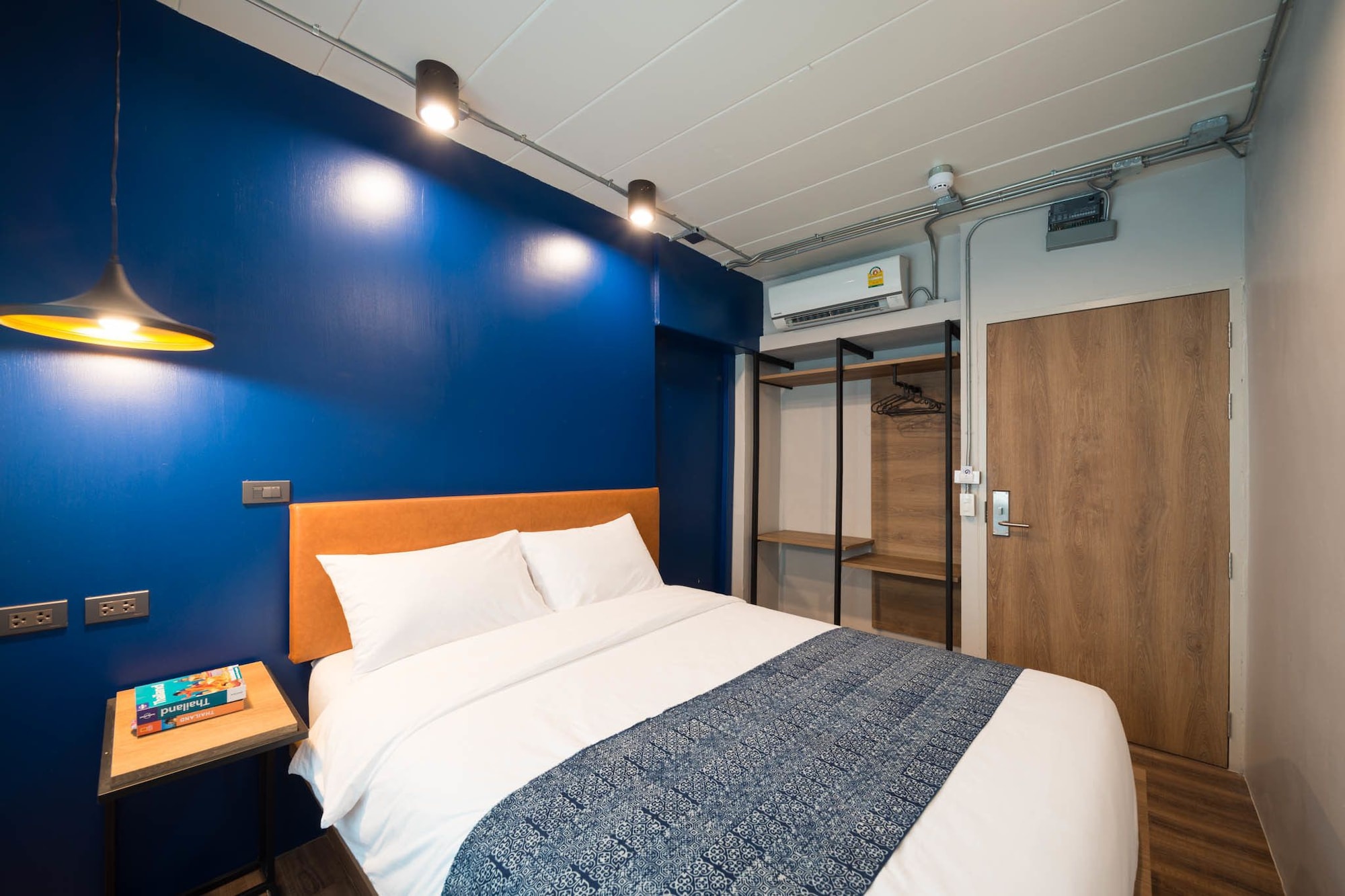 PRIVATE, DOUBLE BED, SHARED BATHROOM