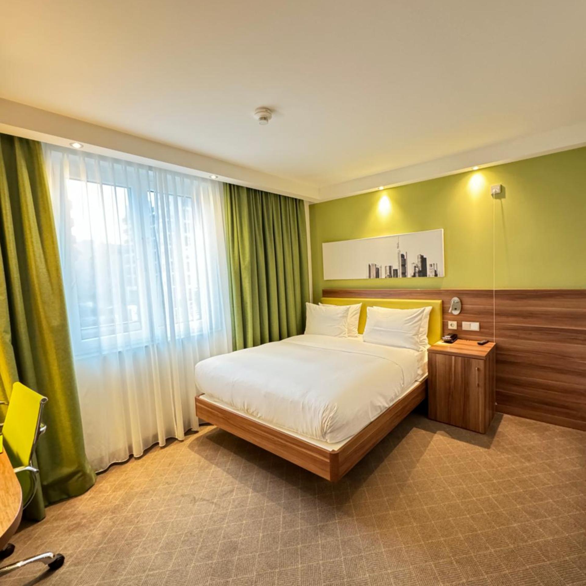 ROOM, QUEEN BED, ACCESSIBLE