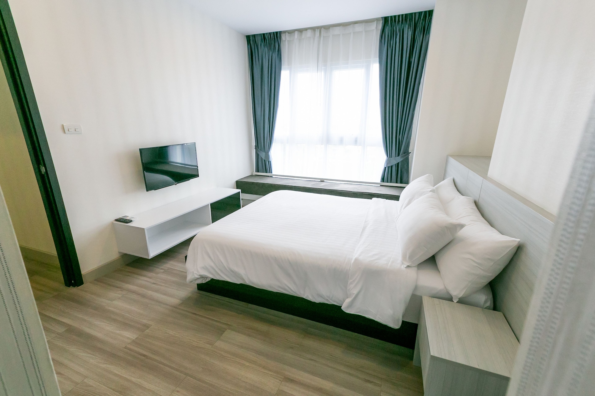 جناح ديلوكس بسرير كوين بإطلالة على الحديقة بشرفة بغرفة نوم واحدة