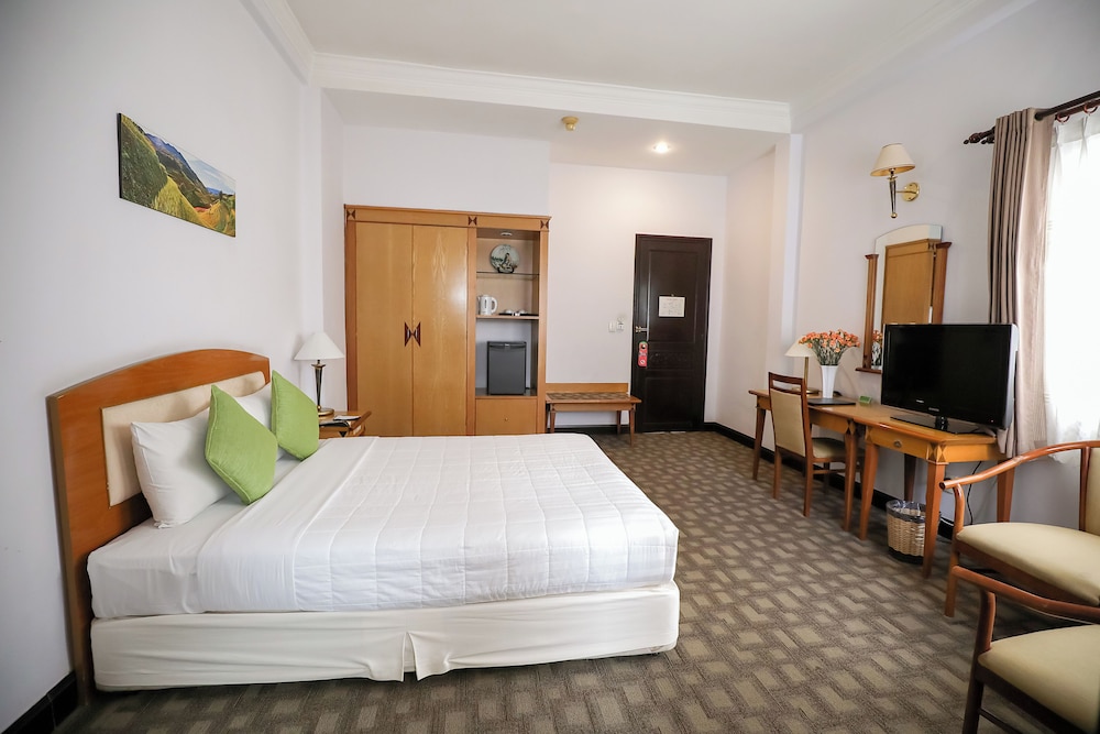 DELUXE, DOUBLE OR TWIN BED