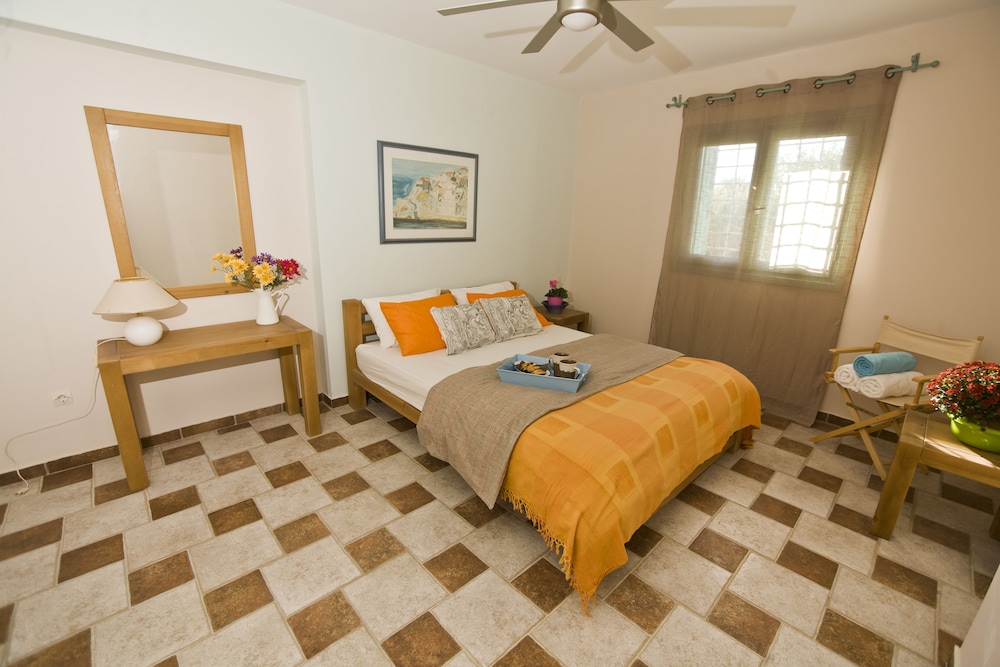 Electra Beachfront Villa 5/50