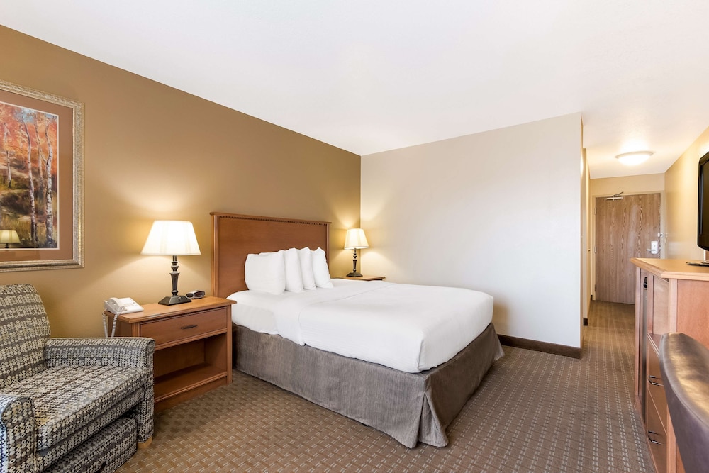 ROOM, QUEEN BED