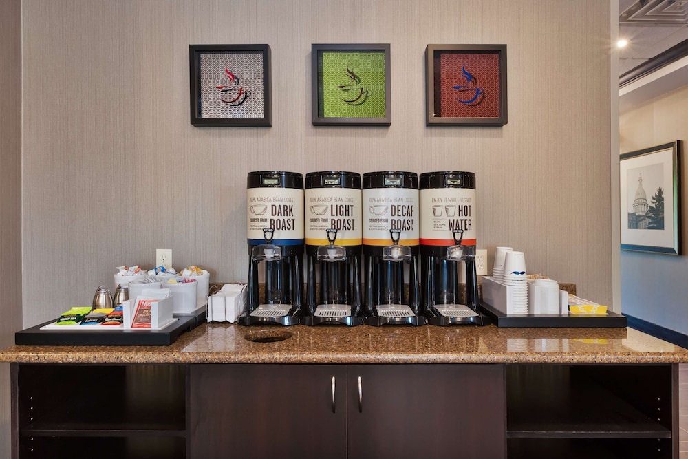 Hampton Inn and Suites Flint-Grand Blanc 32/46