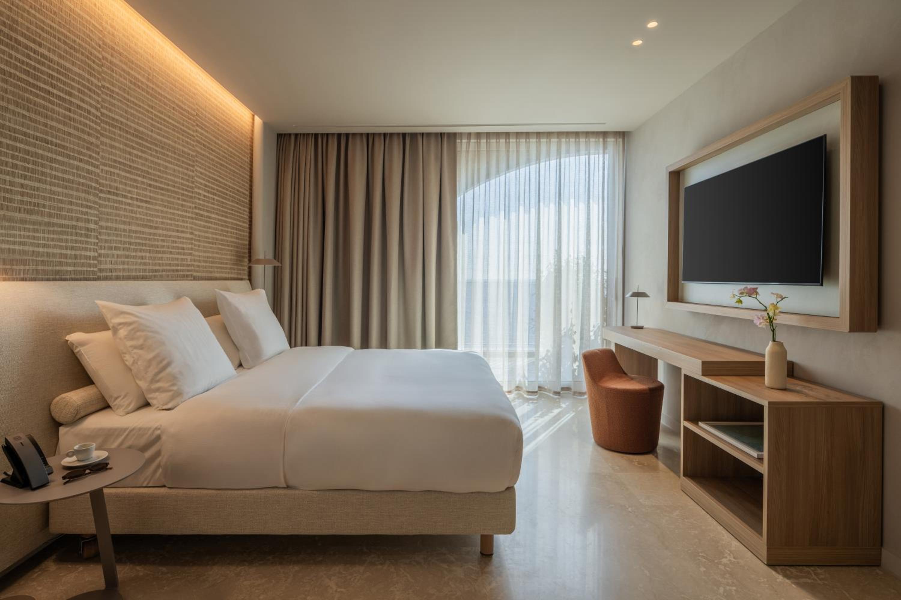 SUPERIOR, KING BED, SOFA