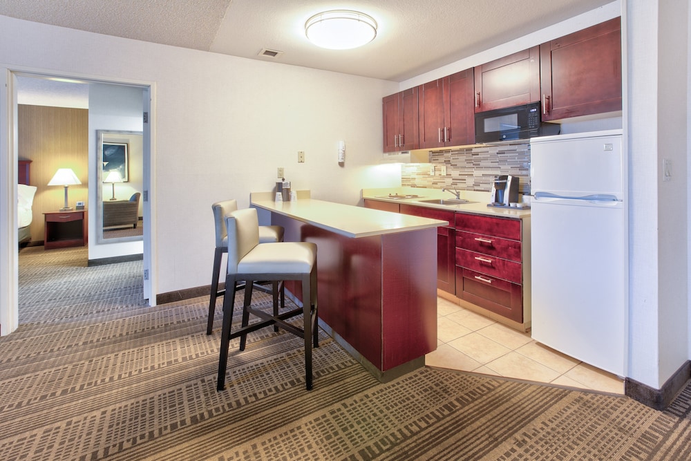 Holiday Inn Hotel And Suites 52/66